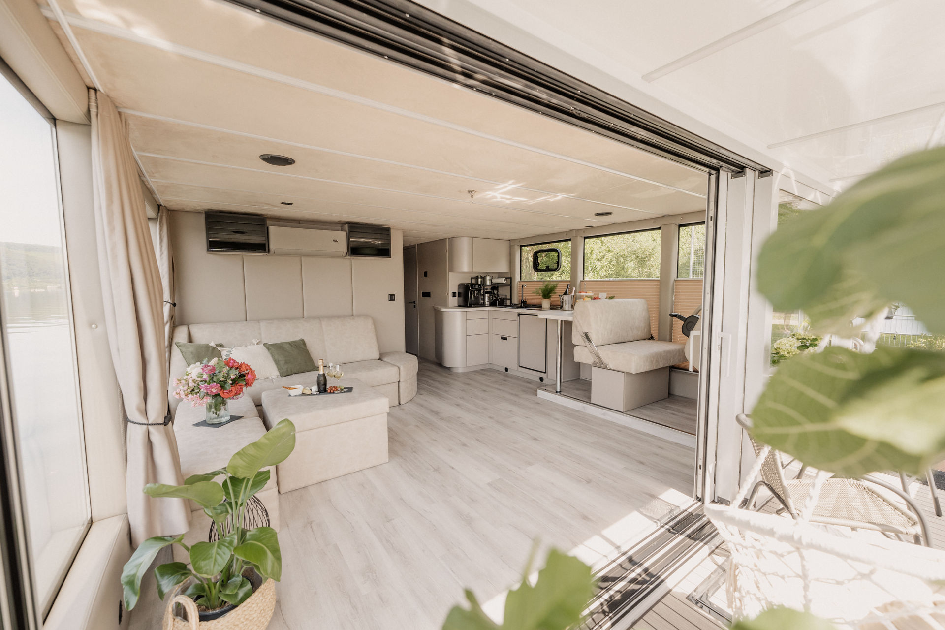 Heller Innenraum des Hausboots DESIDUS mit Lounge und Küche