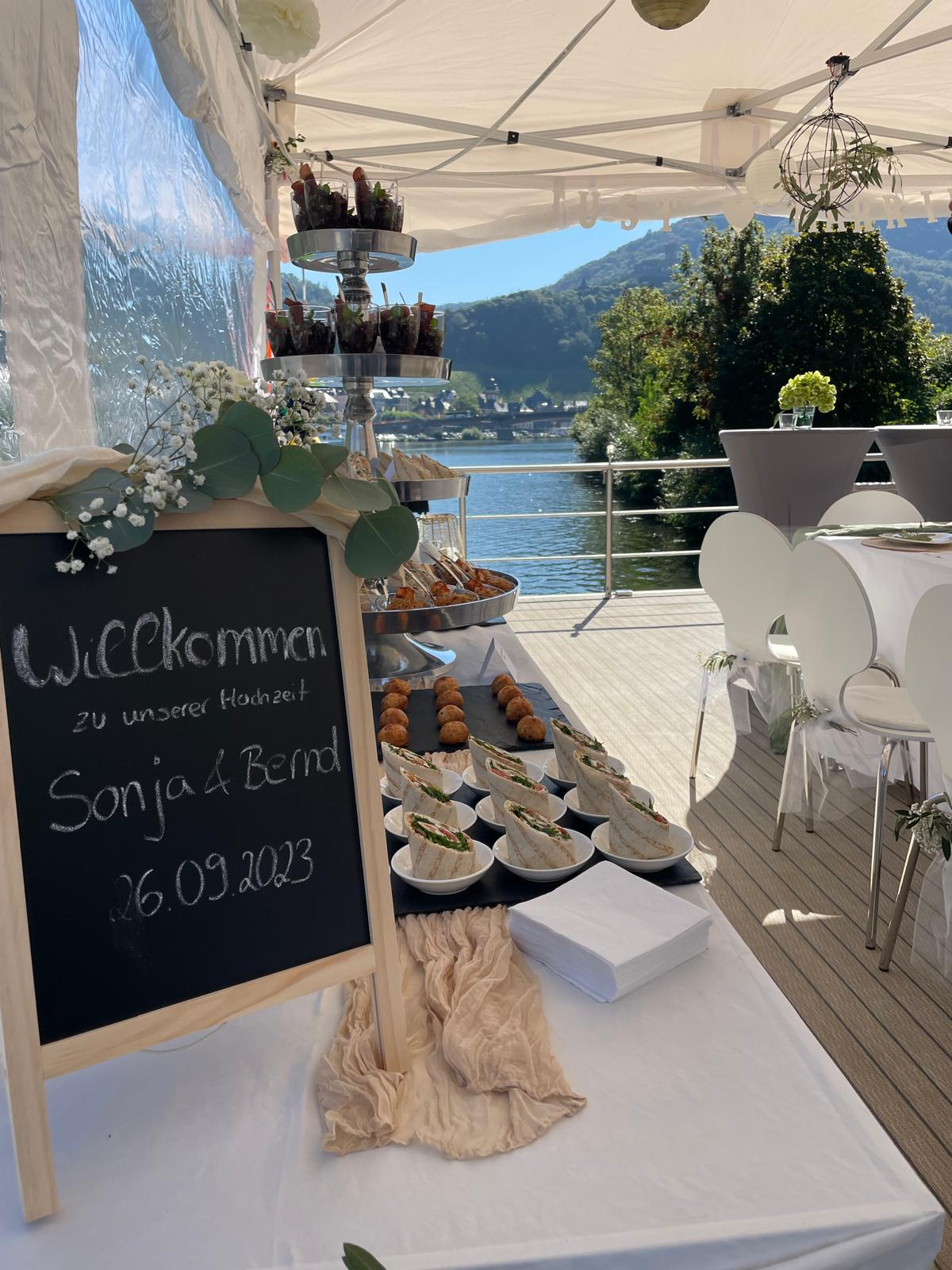 Hochzeitsfeier auf dem Sonnendeck der SOLEJO mit Empfangstafel und Blick auf die Mosel