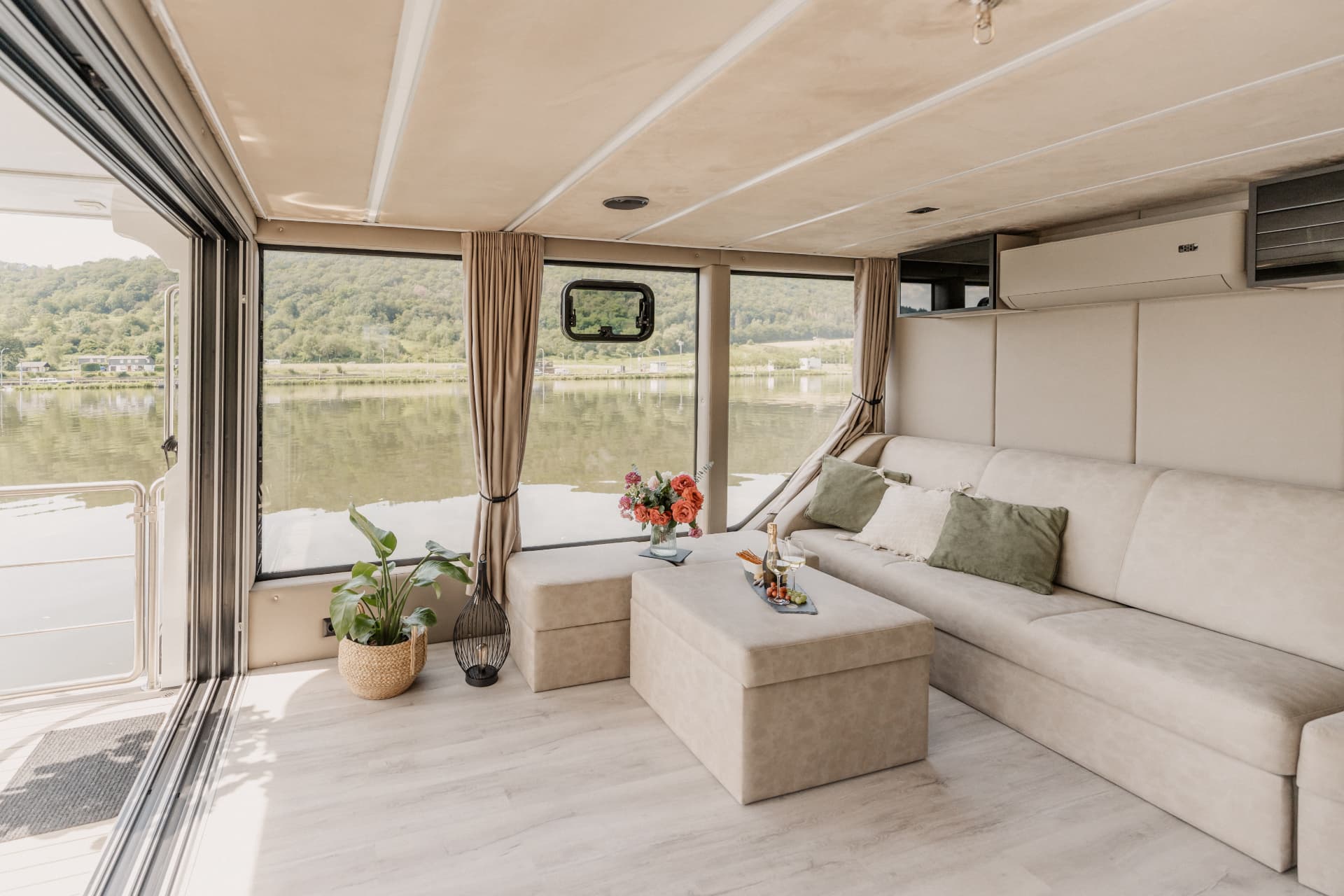 Lounge mit Sofa, Blumen und Moselblick