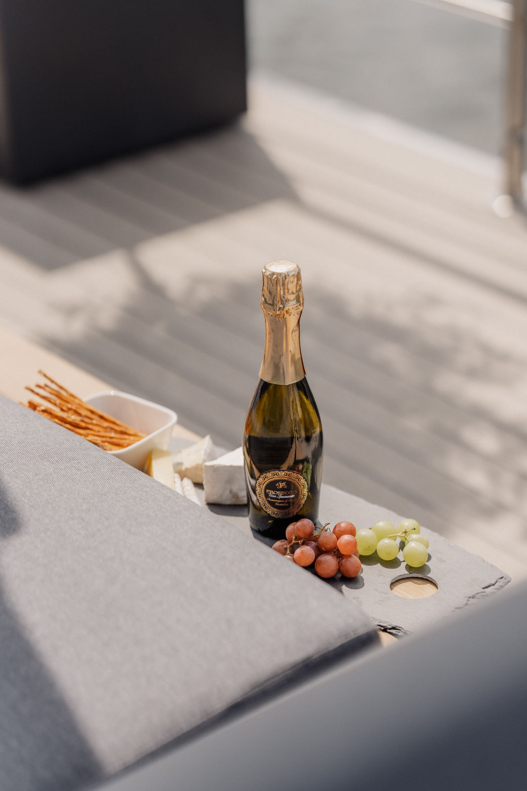 Prosecco mit Trauben und Käse an Bord der SOLEJO