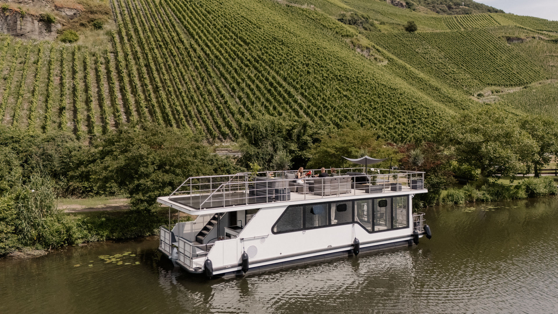 Außenansicht der SOLEJO auf der Mosel vor Weinbergen