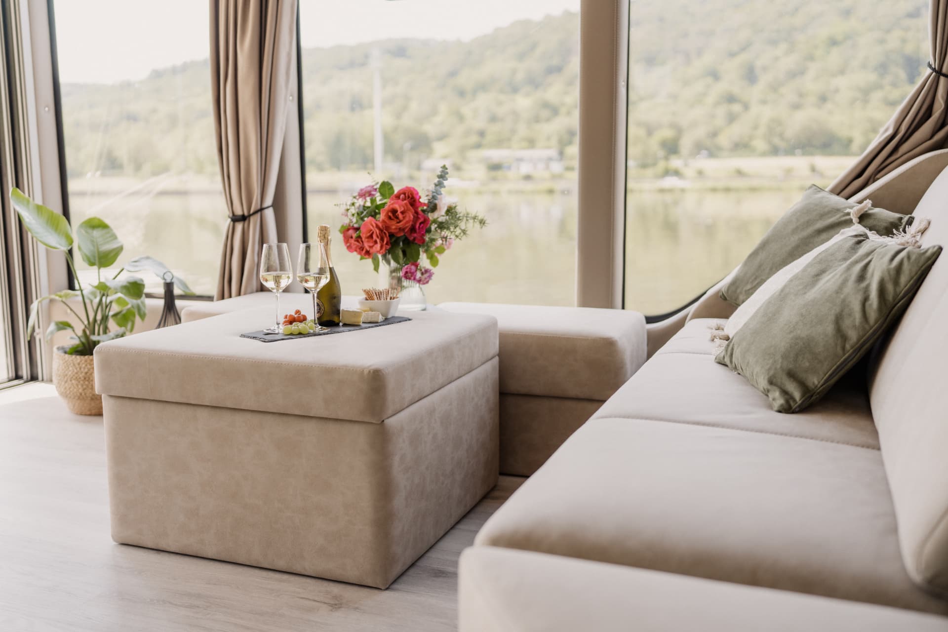 Sitzgruppe mit Aperitif und Blick auf die Mosel