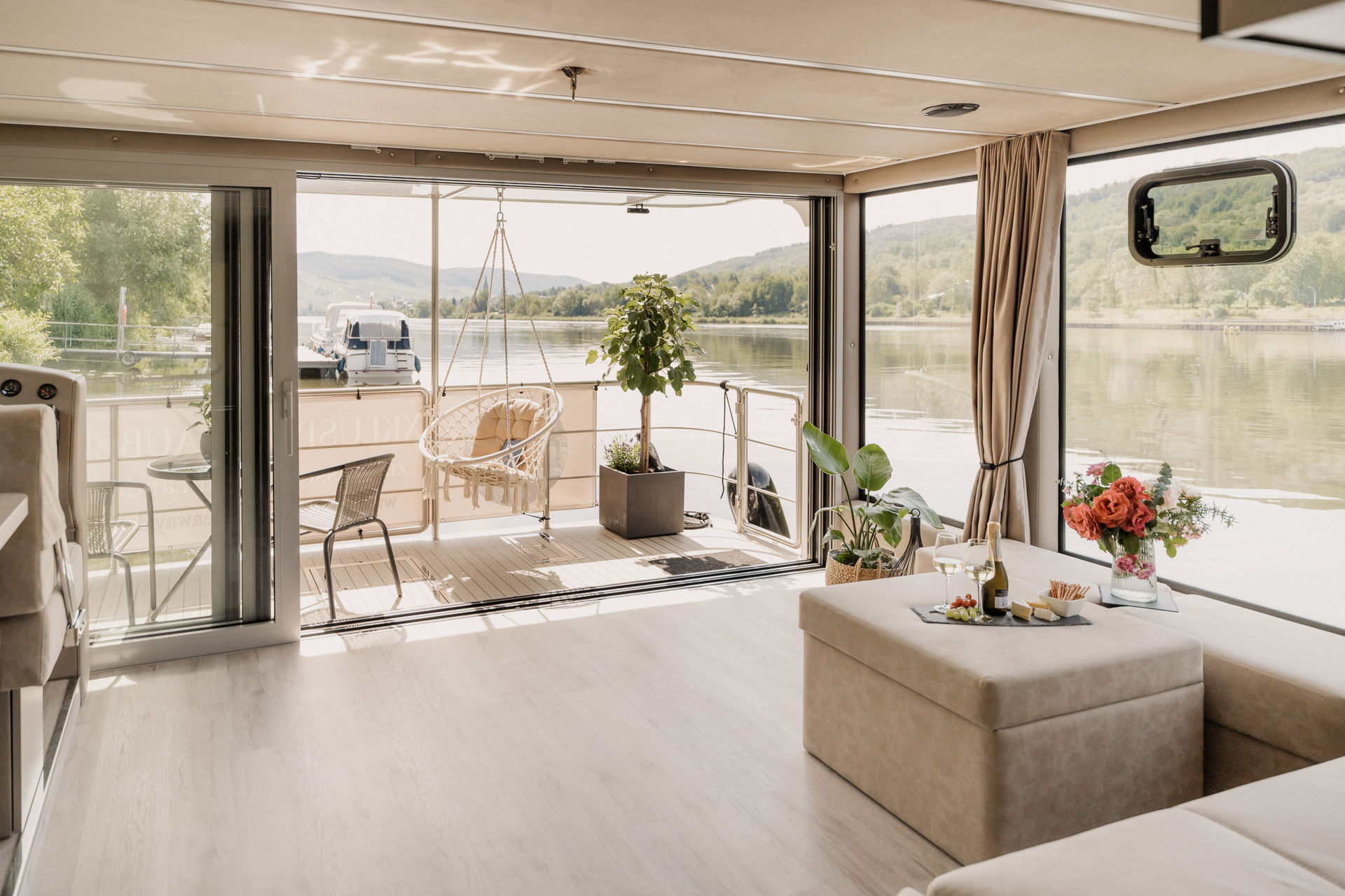 Blick aus dem Wohnraum über das Achterdeck auf die Mosel